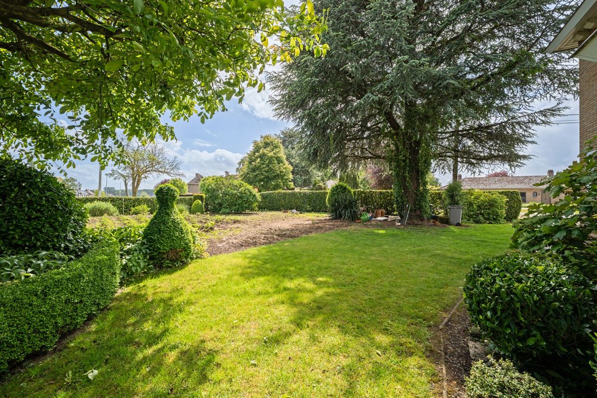 Te renoveren RUIME KARAKTERVOLLE OPEN BEBOUWING met 3 slpks, garage, polyvalente ruimte & tuin op een perceel van ca. 765m²