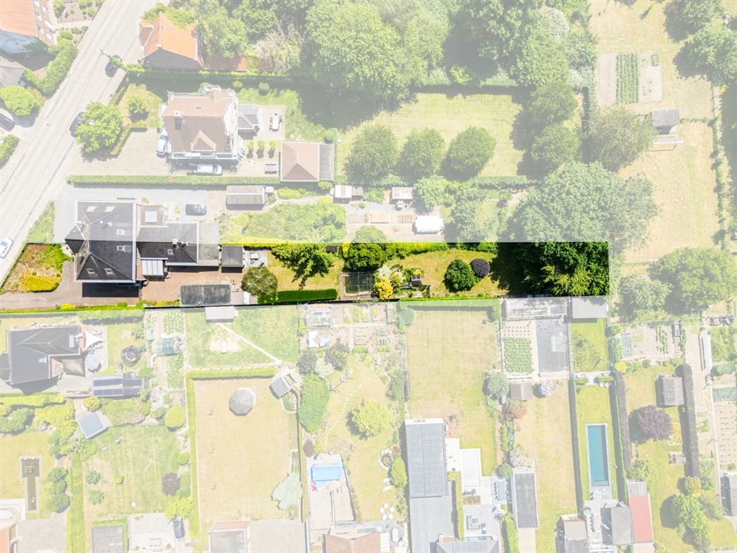 KARAKTERVOLLE HALFOPEN BEBOUWING met 3 slpks & apart bijgebouw op een perceel van ca. 1.226m²