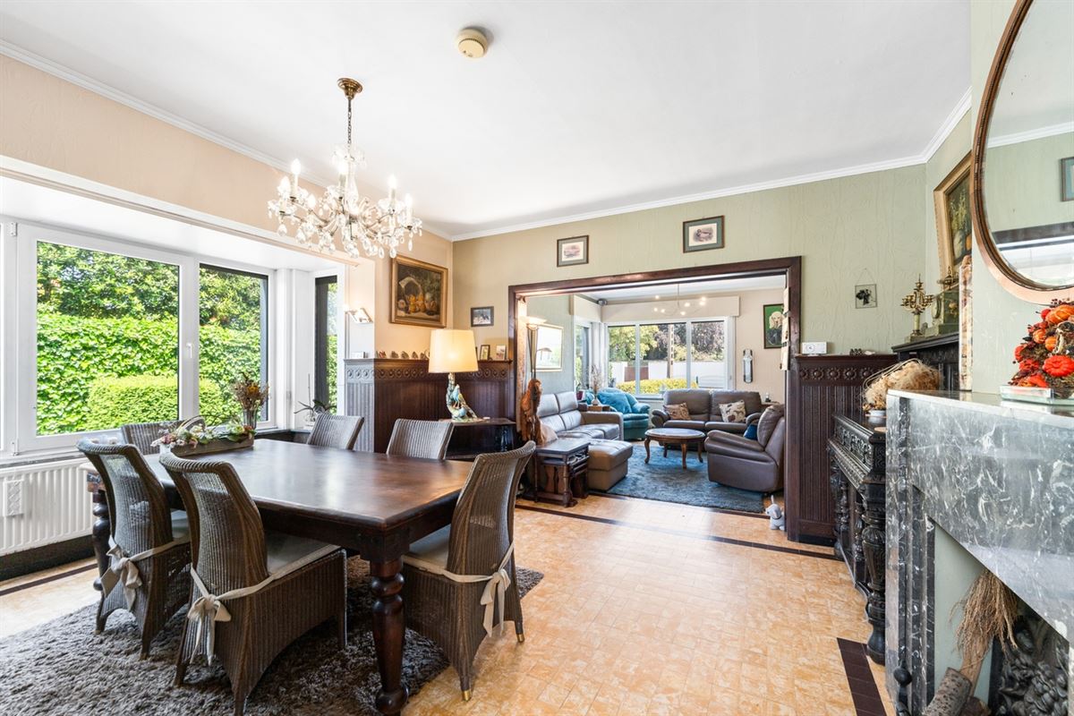 KARAKTERVOLLE HALFOPEN BEBOUWING met 3 slpks & apart bijgebouw op een perceel van ca. 1.226m²