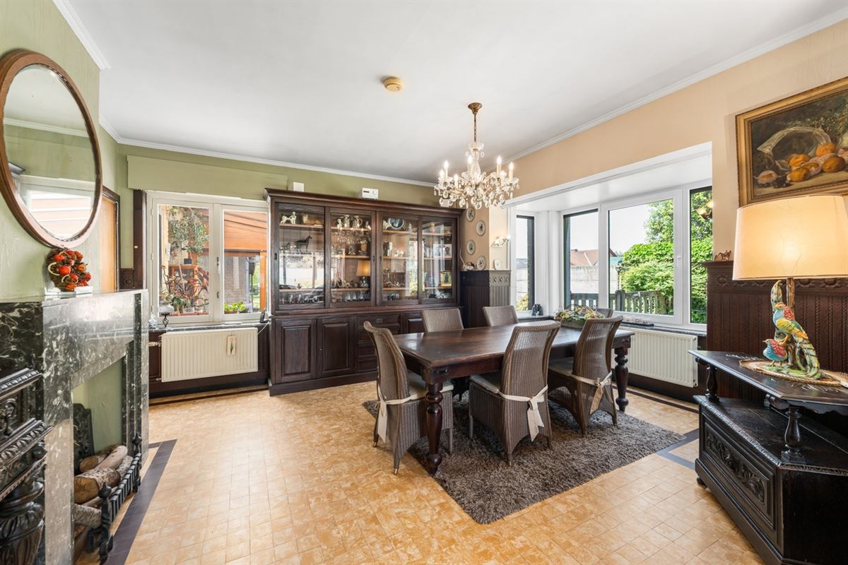KARAKTERVOLLE HALFOPEN BEBOUWING met 3 slpks & apart bijgebouw op een perceel van ca. 1.226m²