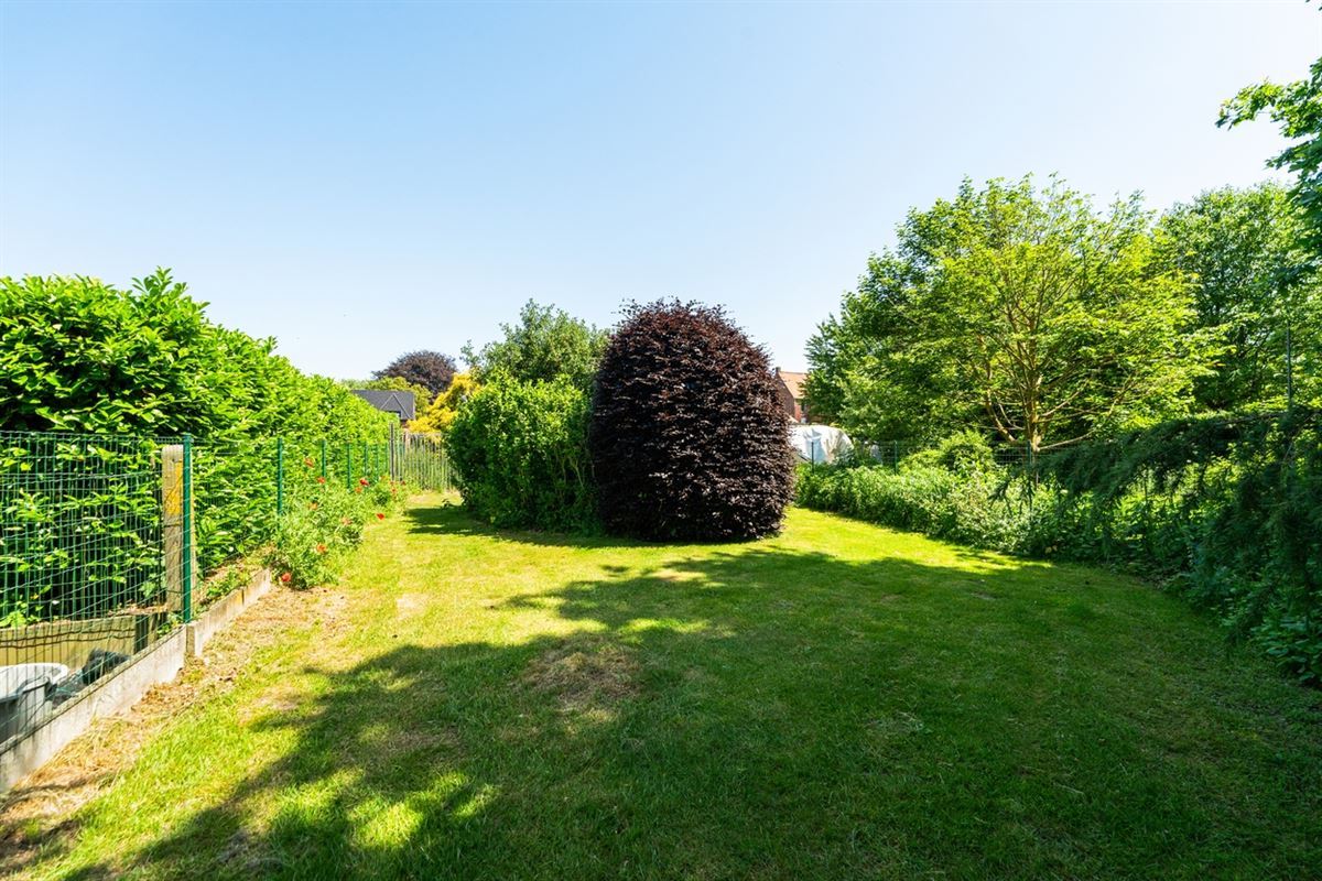 KARAKTERVOLLE HALFOPEN BEBOUWING met 3 slpks & apart bijgebouw op een perceel van ca. 1.226m²