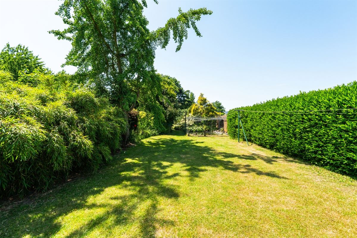 KARAKTERVOLLE HALFOPEN BEBOUWING met 3 slpks & apart bijgebouw op een perceel van ca. 1.226m²