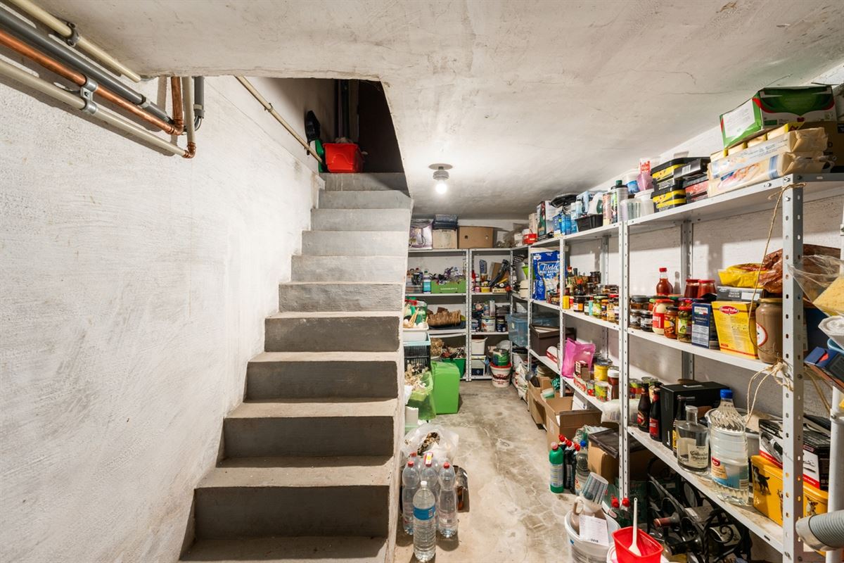 KARAKTERVOLLE HALFOPEN BEBOUWING met 3 slpks & apart bijgebouw op een perceel van ca. 1.226m²
