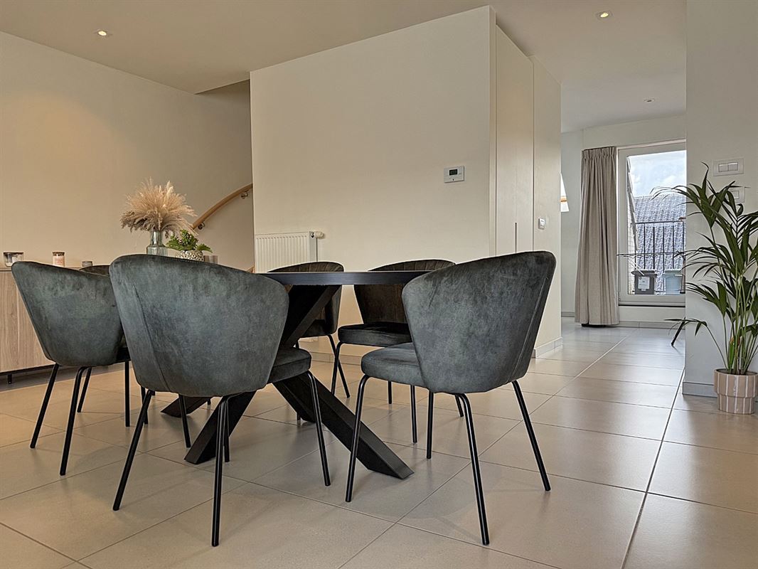 Stijlvol APPARTEMENT (duplex) met 2 slaapkamers & overdekte autostaanplaats