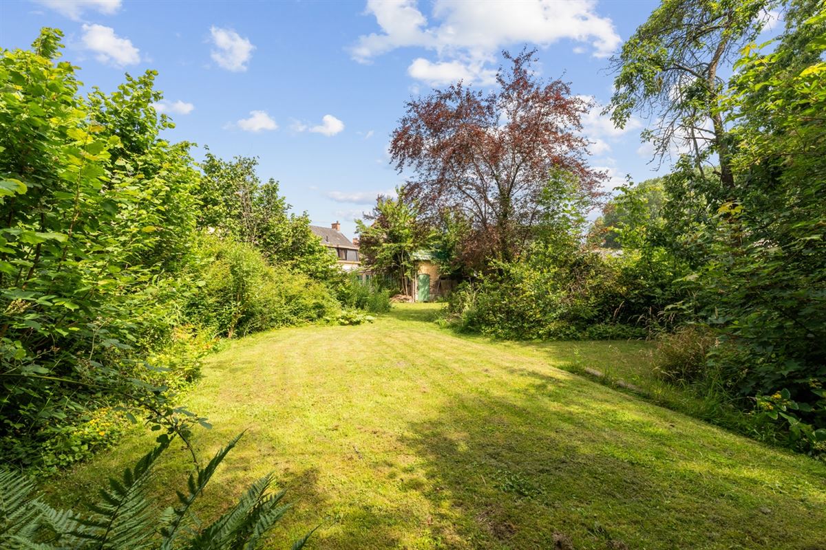 KARAKTERVOLLE WONING met 4 slaapkamers, garage & tuin op een perceel van ca. 811m²