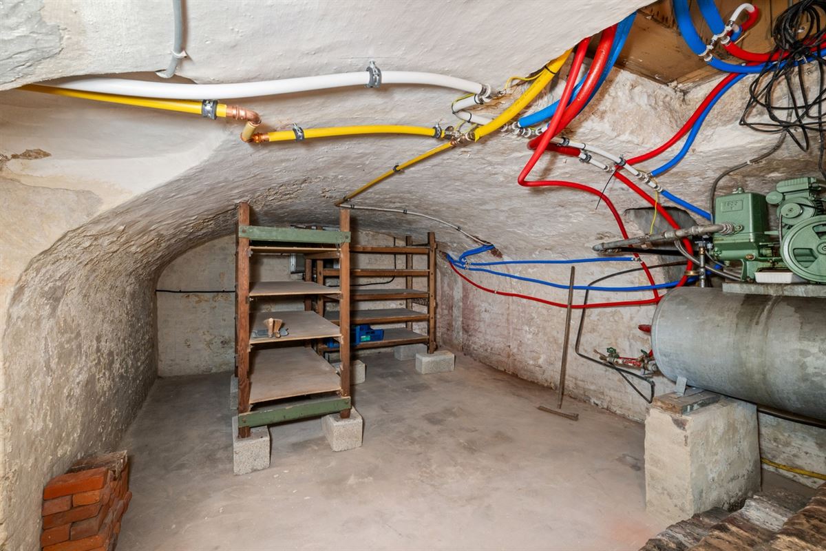 KARAKTERVOLLE WONING met 4 slaapkamers, garage & tuin op een perceel van ca. 811m²