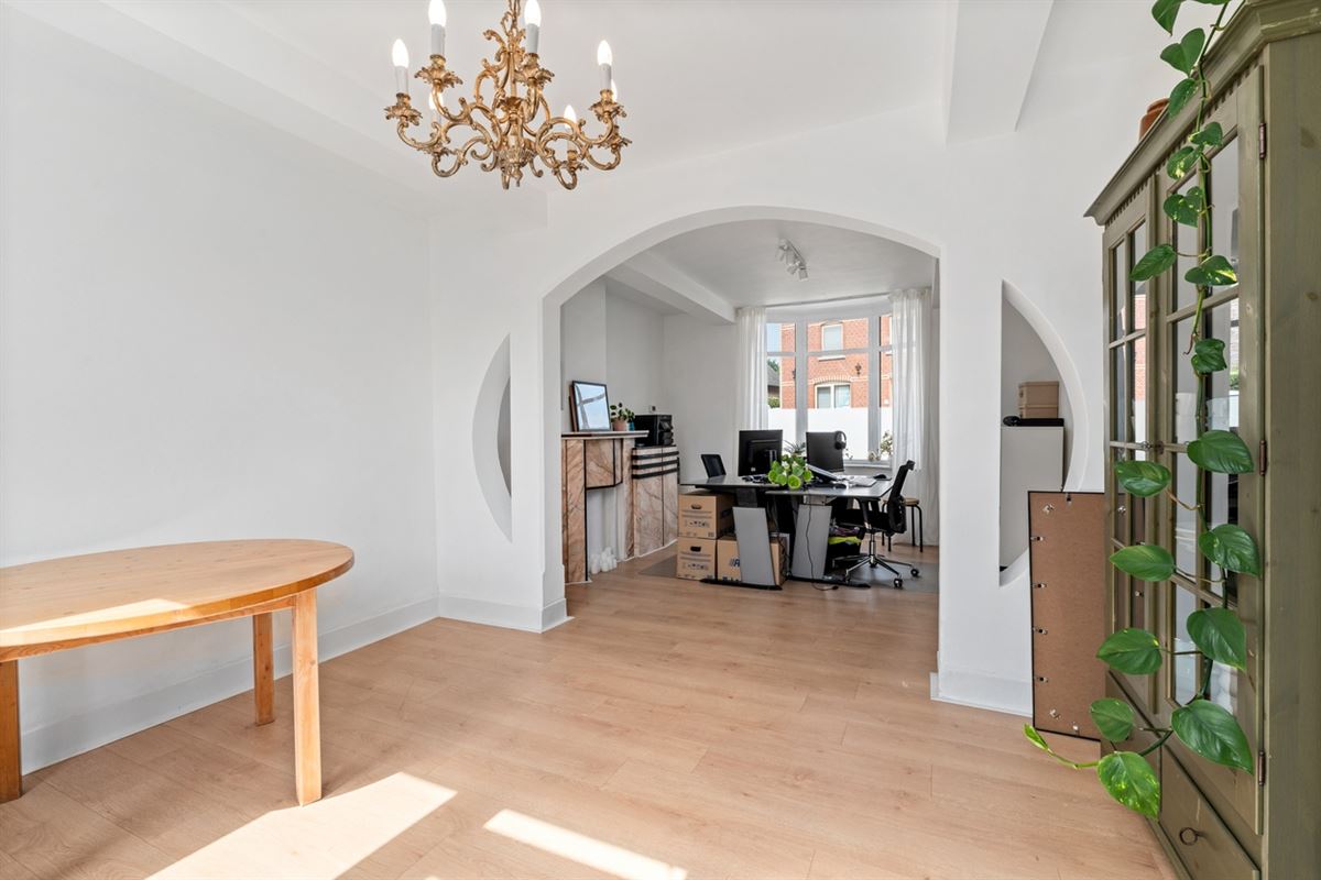 KARAKTERVOLLE WONING met 4 slaapkamers, garage & tuin op een perceel van ca. 811m²