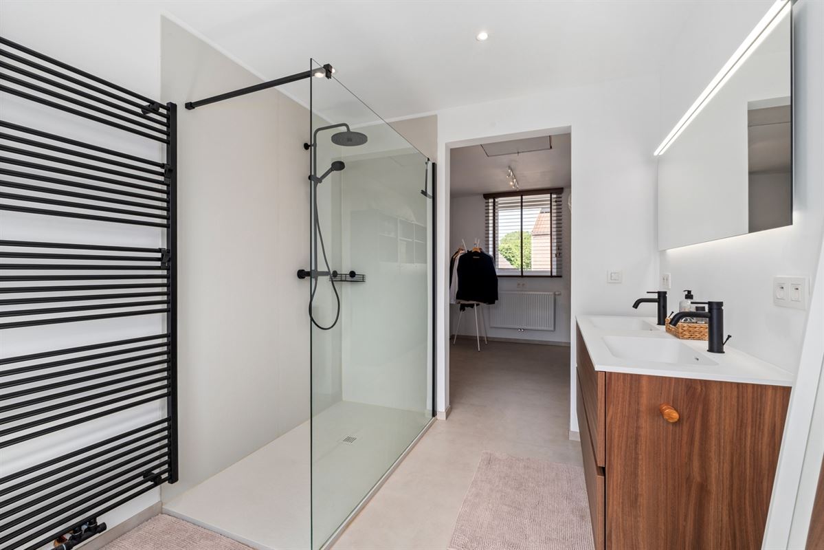 KARAKTERVOLLE WONING met 4 slaapkamers, garage & tuin op een perceel van ca. 811m²