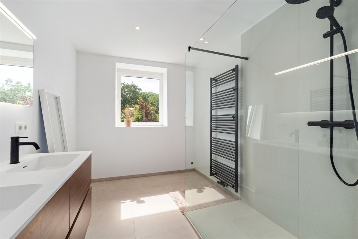 KARAKTERVOLLE WONING met 4 slaapkamers, garage & tuin op een perceel van ca. 811m²