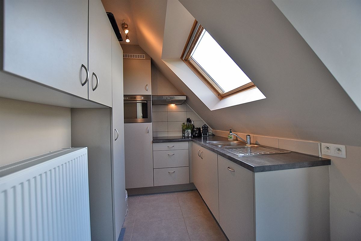 Instapkl. APPARTEMENT (3de verd. / lift) met 2 slpks, terras & ondergr. stnplts