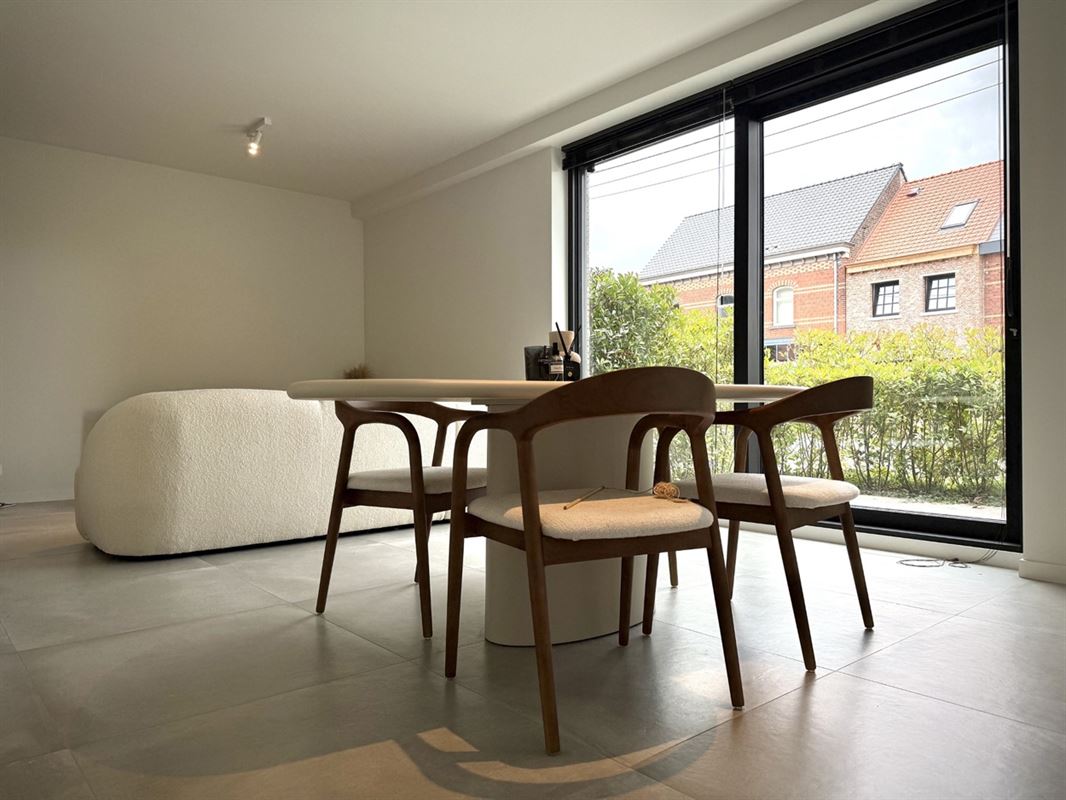 Instapklaar GELIJKVLOERS-APPARTEMENT met 2 slaapkamers, terras en ondergrondse autostaanplaats (1) & -kelder