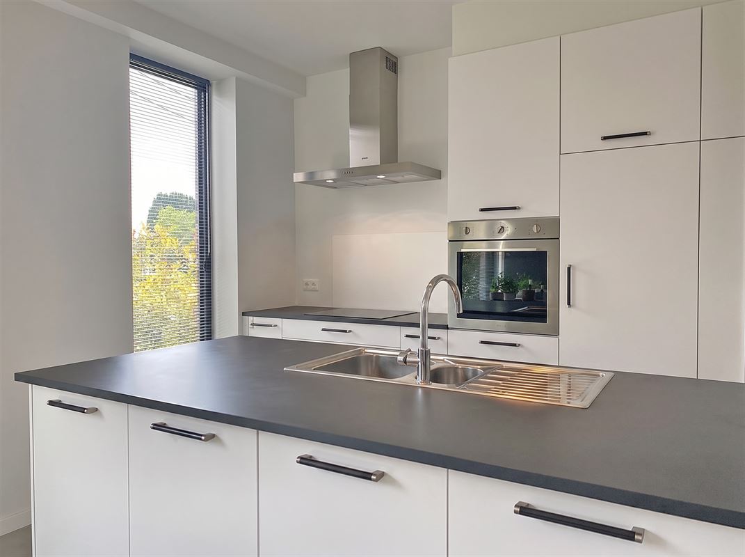 Instapklaar GELIJKVLOERS-APPARTEMENT met 2 slaapkamers, terras en ondergrondse autostaanplaats (1) & -kelder