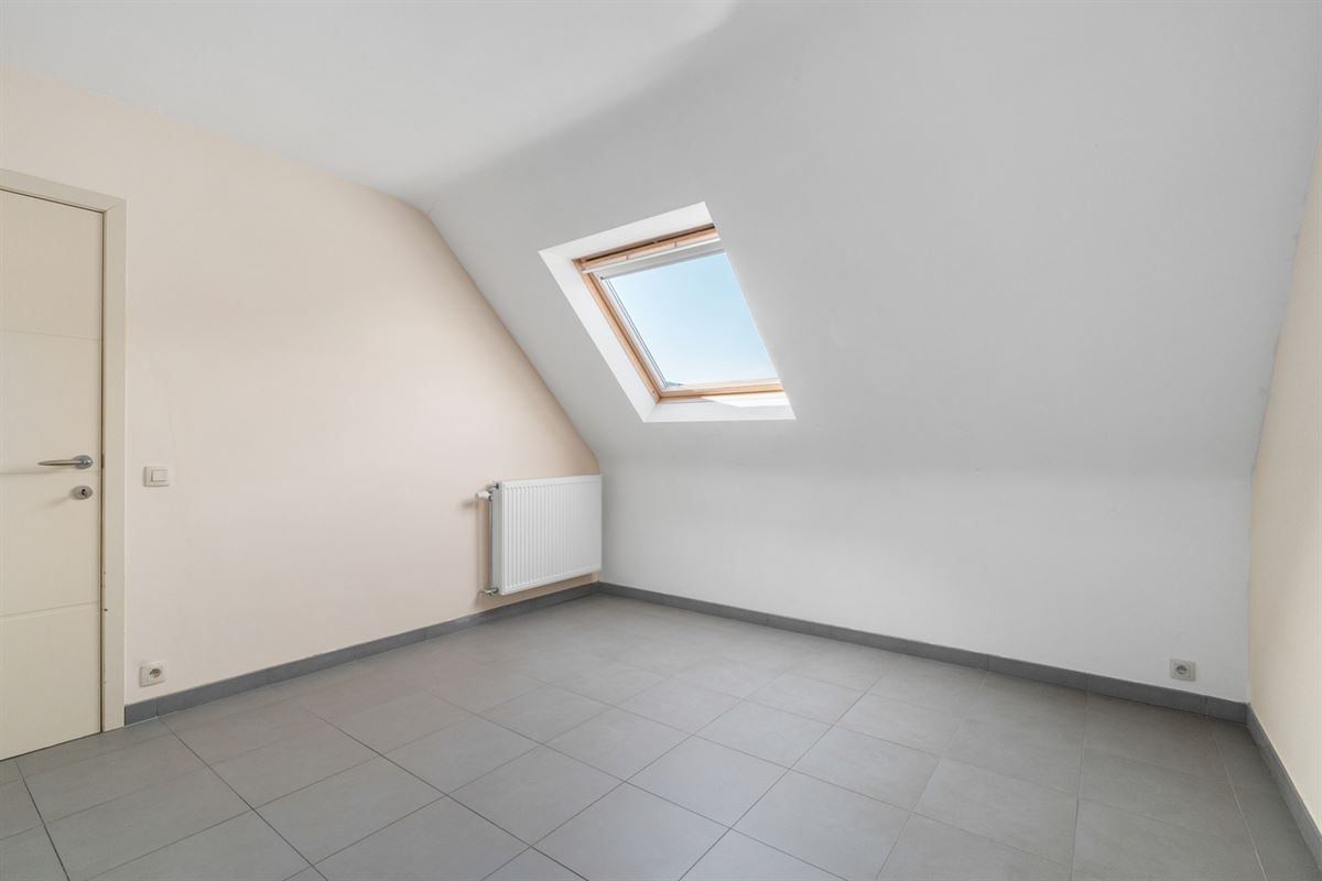 Mooi DORPS-APPARTEMENT met 2 slaapkamers, terras & zolder