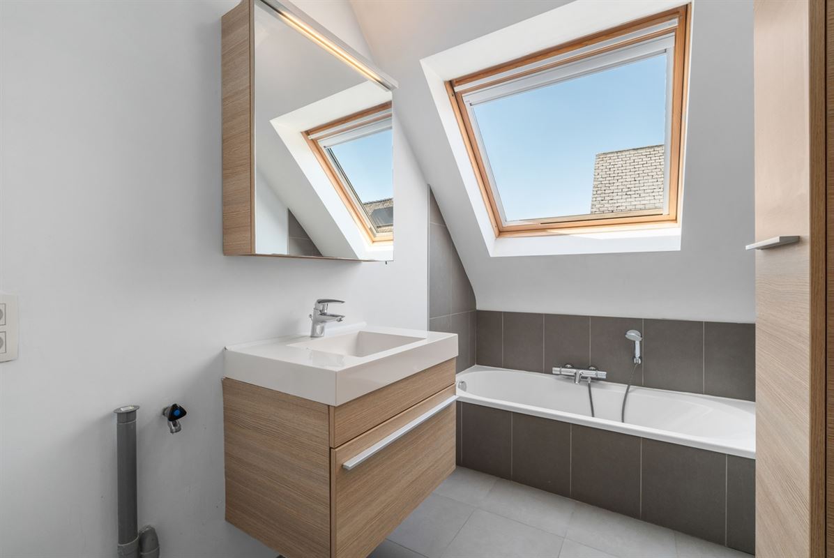 Mooi DORPS-APPARTEMENT met 2 slaapkamers, terras & zolder