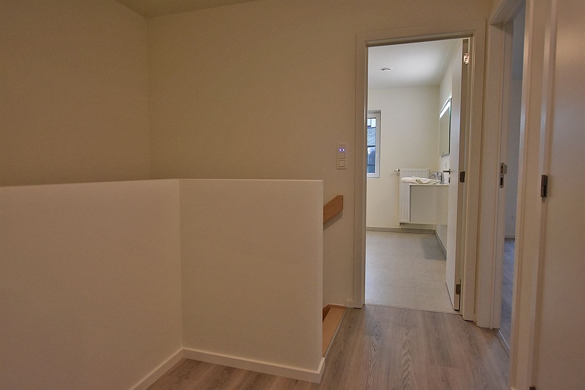 Instapklare WONING met 3 slaapkamers, tuin / terras & carport, gelegen in een rustige, kindvriendelijke buurt
