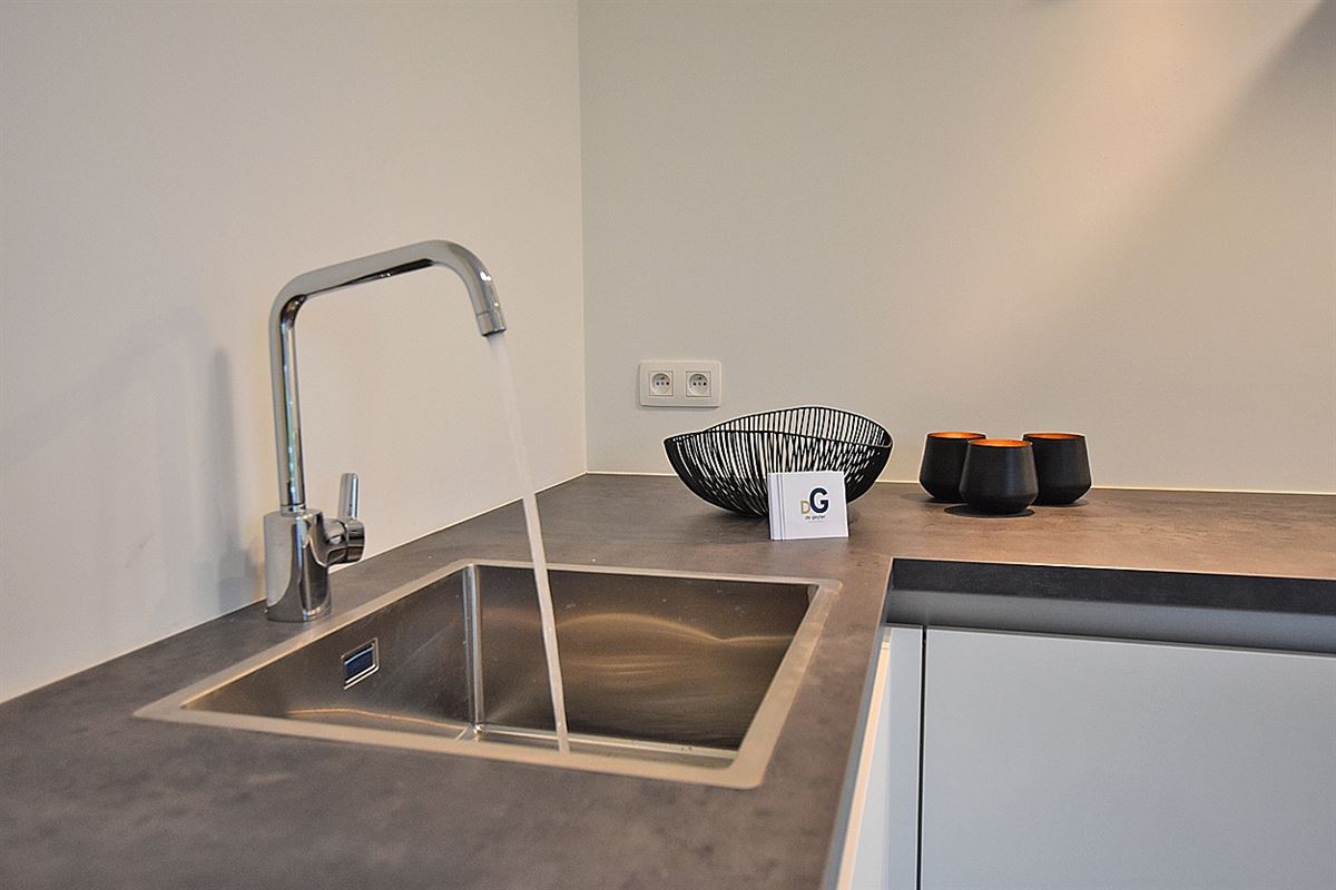 Instapklare WONING met 3 slaapkamers, tuin / terras & carport, gelegen in een rustige, kindvriendelijke buurt