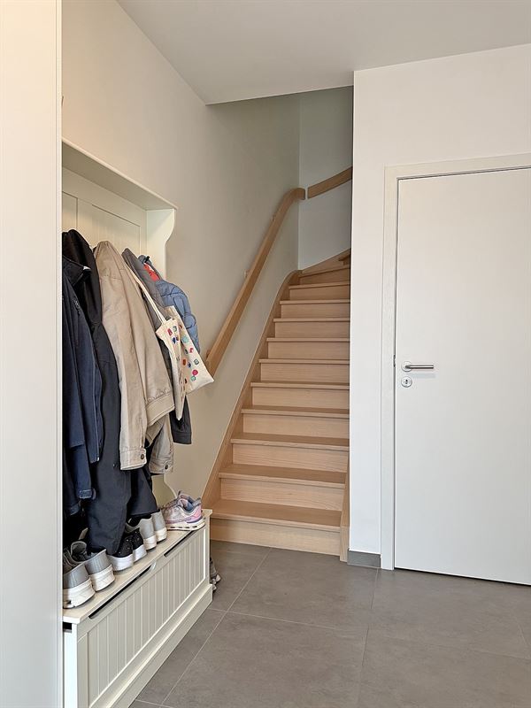 Instapklare WONING met 3 slaapkamers, tuin / terras & carport, gelegen in een rustige, kindvriendelijke buurt