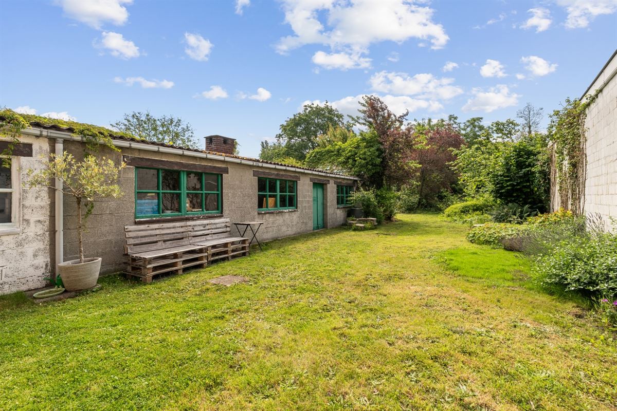 KARAKTERVOLLE WONING met 4 slaapkamers, garage & tuin op een perceel van ca. 811m²