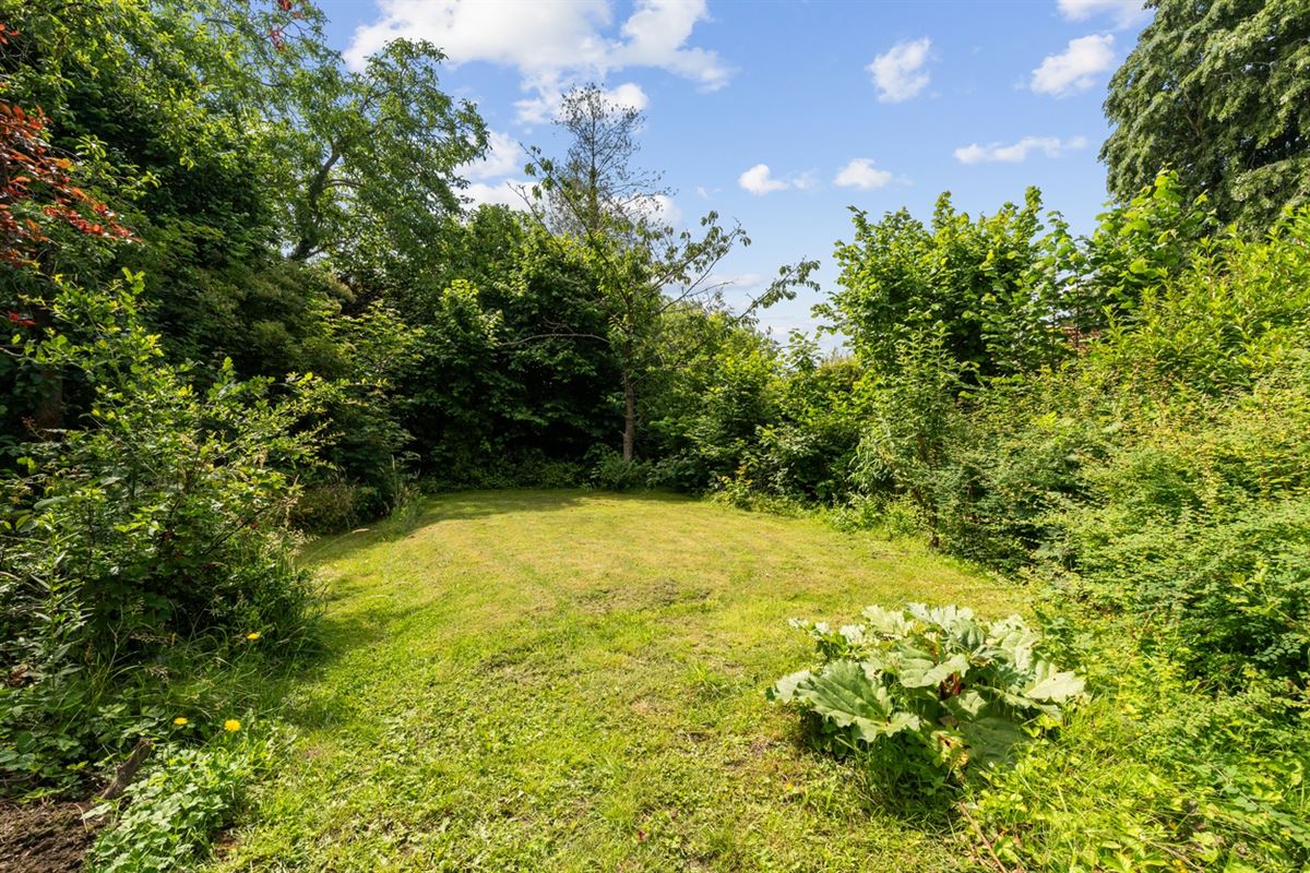 KARAKTERVOLLE WONING met 4 slaapkamers, garage & tuin op een perceel van ca. 811m²