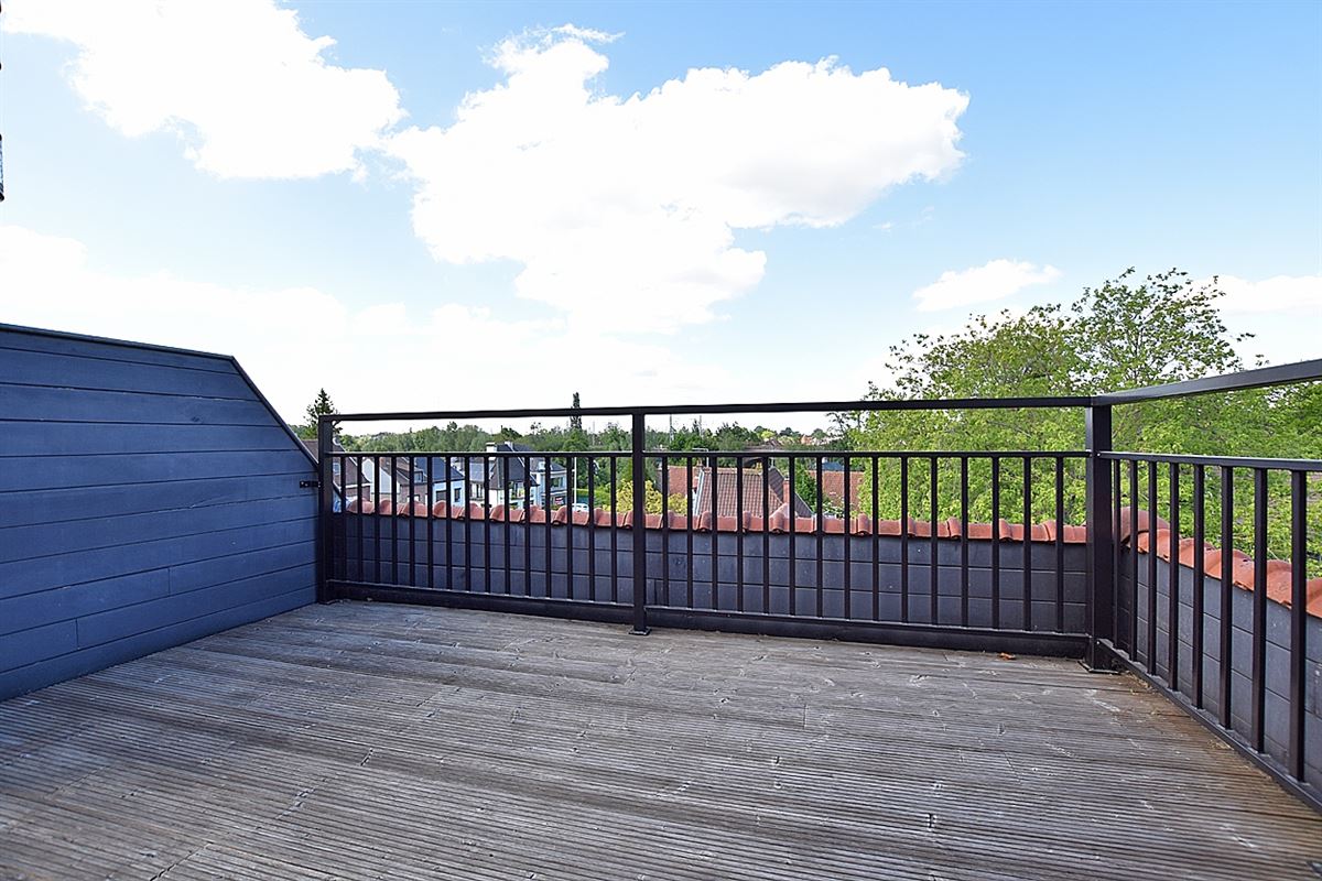 Instapkl. APPARTEMENT (3de verd. / lift) met 2 slpks, terras & ondergr. stnplts