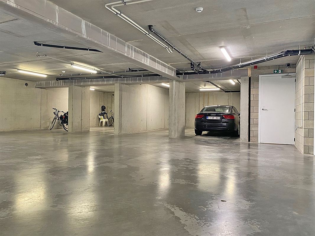 Instapklaar GELIJKVLOERS-APPARTEMENT met 2 slaapkamers, terras en ondergrondse autostaanplaats (1) & -kelder