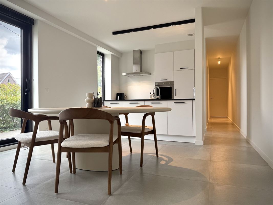 Instapklaar GELIJKVLOERS-APPARTEMENT met 2 slaapkamers, terras en ondergrondse autostaanplaats (1) & -kelder