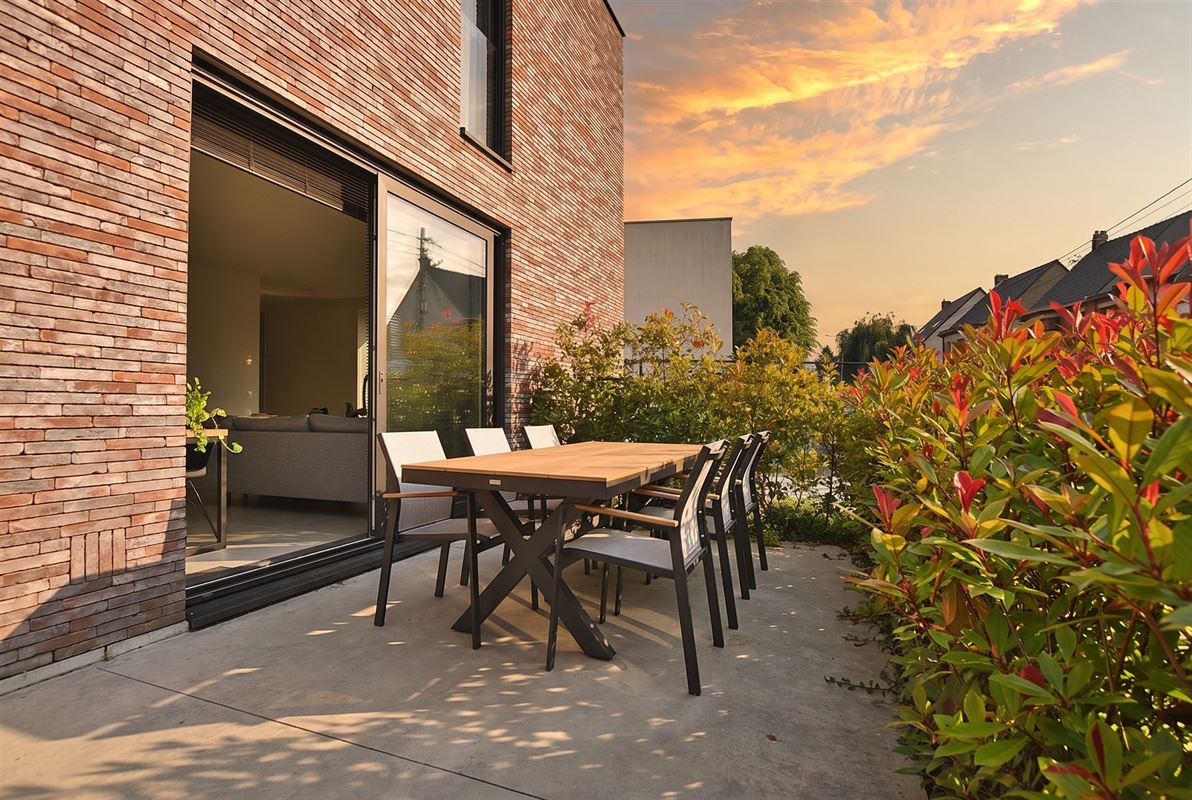 Instapklaar GELIJKVLOERS-APPARTEMENT met 2 slaapkamers, terras en ondergrondse autostaanplaats (1) & -kelder