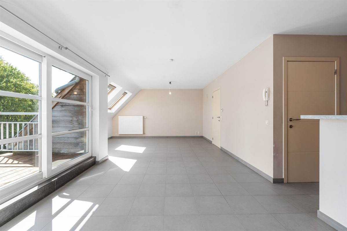 Mooi DORPS-APPARTEMENT met 2 slaapkamers, terras & zolder