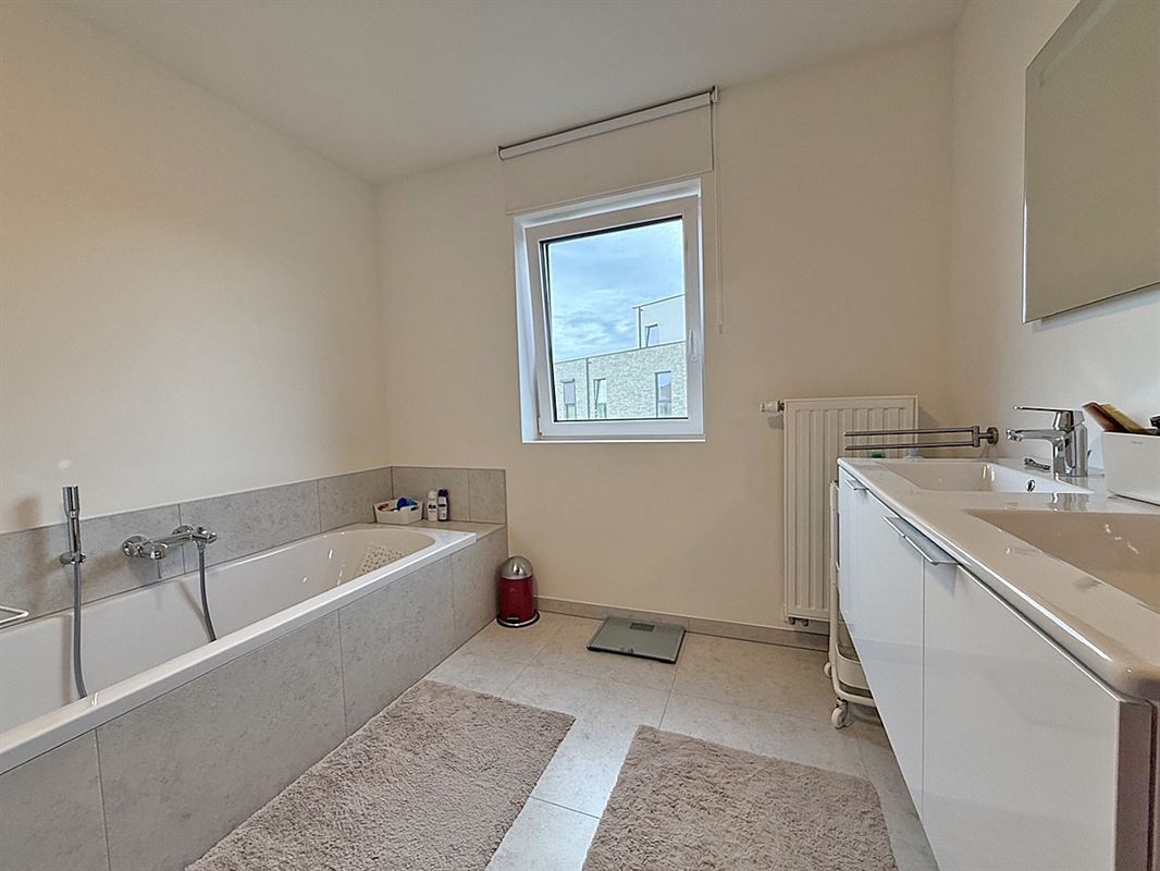 Instapklare WONING met 3 slaapkamers, tuin / terras & carport, gelegen in een rustige, kindvriendelijke buurt