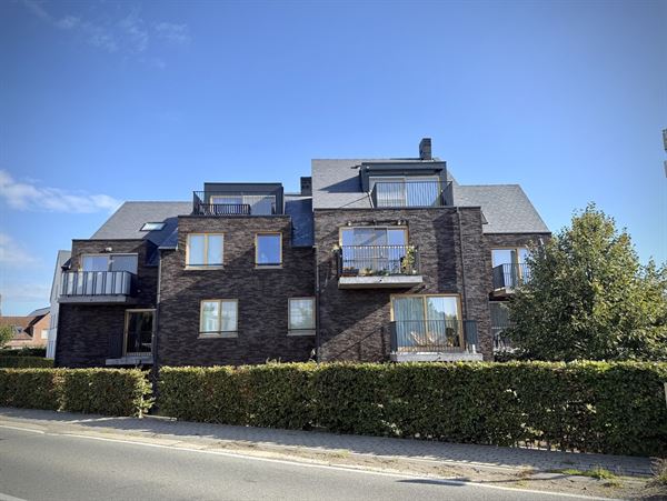 Recent, instapklaar APPARTEMENT met 2 slaapkamers, terras & overdekte autostaanplaats