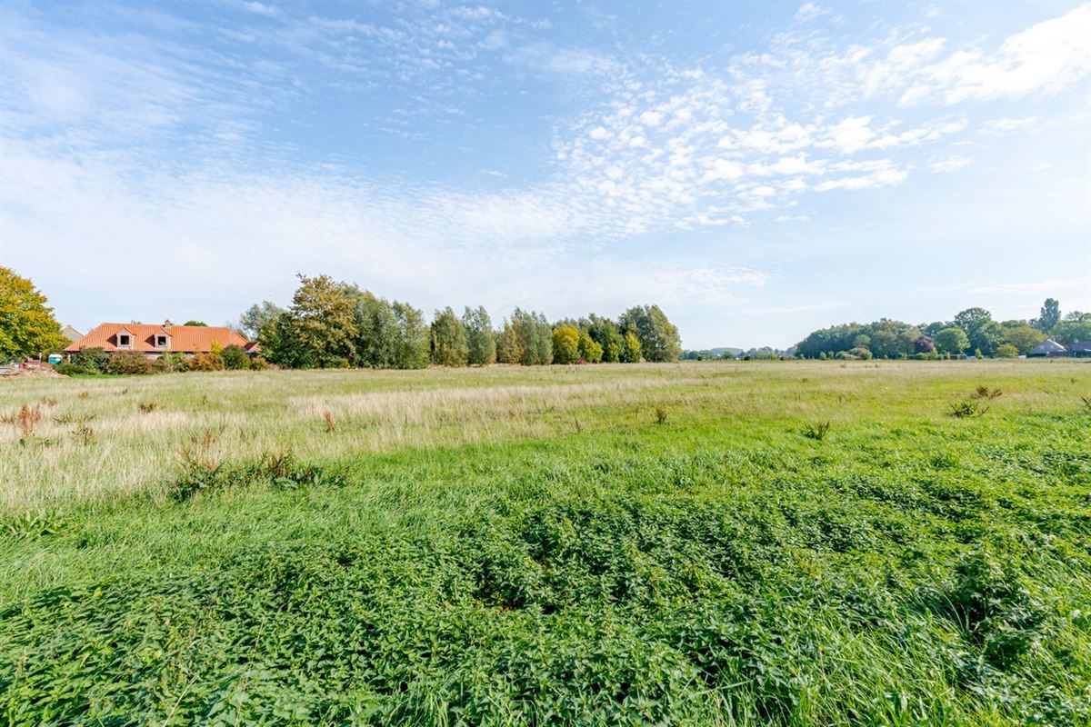 Mooi zuidelijk georiënteerd BOUWPERCEEL (ca. 618m²) voor OPEN BEBOUWING, landelijk gelegen én uitstekend bereikbaar