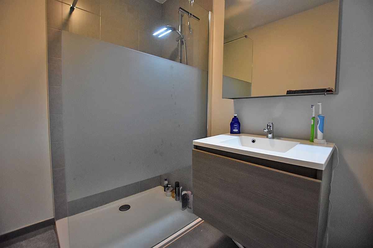 Instapkl. APPARTEMENT (3de verd. / lift) met 2 slpks, terras & ondergr. stnplts