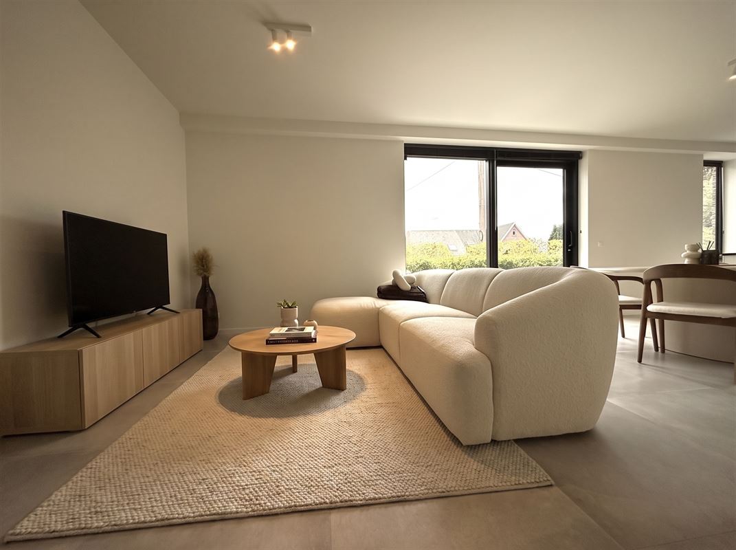 Instapklaar GELIJKVLOERS-APPARTEMENT met 2 slaapkamers, terras en ondergrondse autostaanplaats (1) & -kelder
