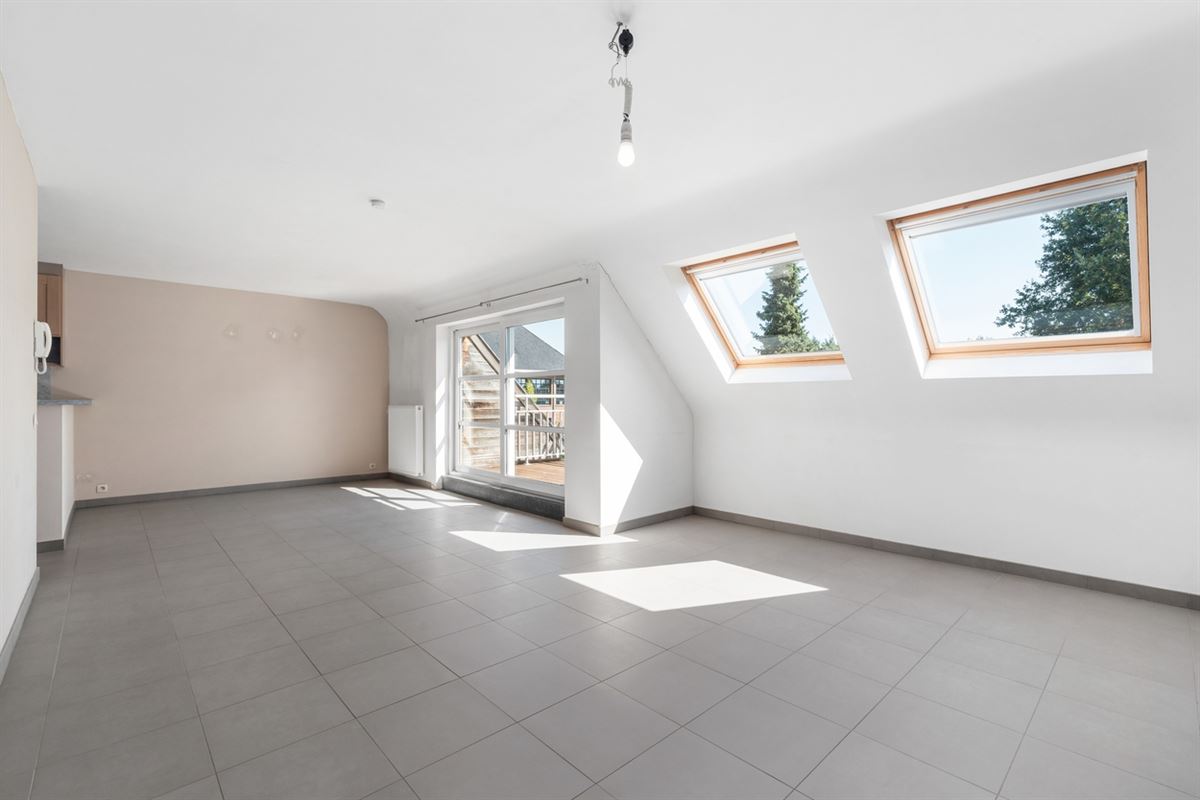 Mooi DORPS-APPARTEMENT met 2 slaapkamers, terras & zolder