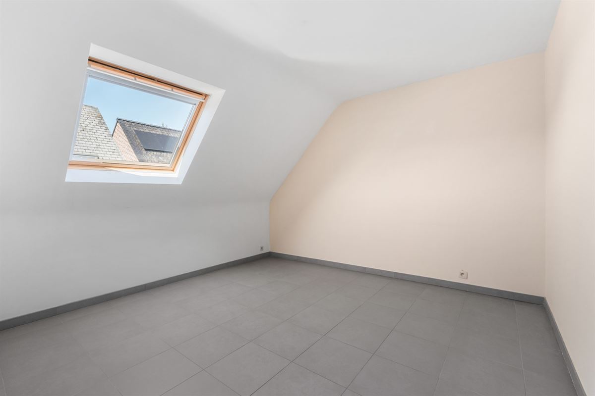 Mooi DORPS-APPARTEMENT met 2 slaapkamers, terras & zolder