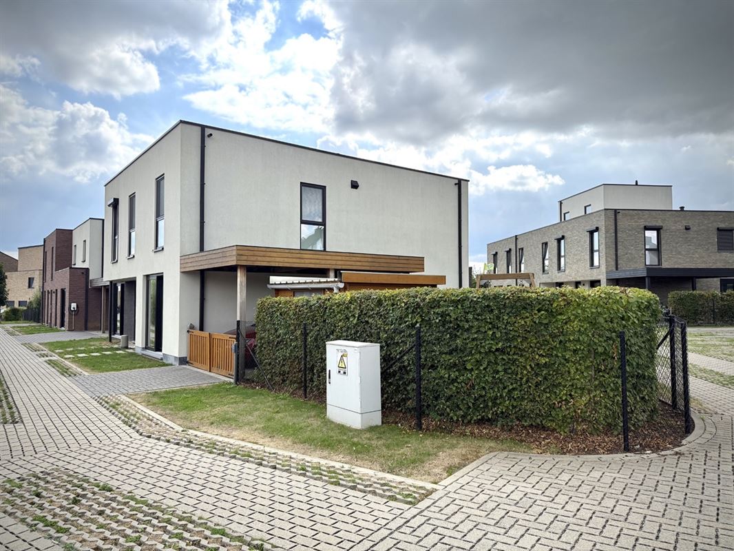 Instapklare WONING met 3 slaapkamers, tuin / terras & carport, gelegen in een rustige, kindvriendelijke buurt