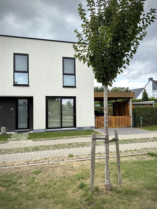 Instapklare WONING met 3 slaapkamers, tuin / terras & carport, gelegen in een rustige, kindvriendelijke buurt