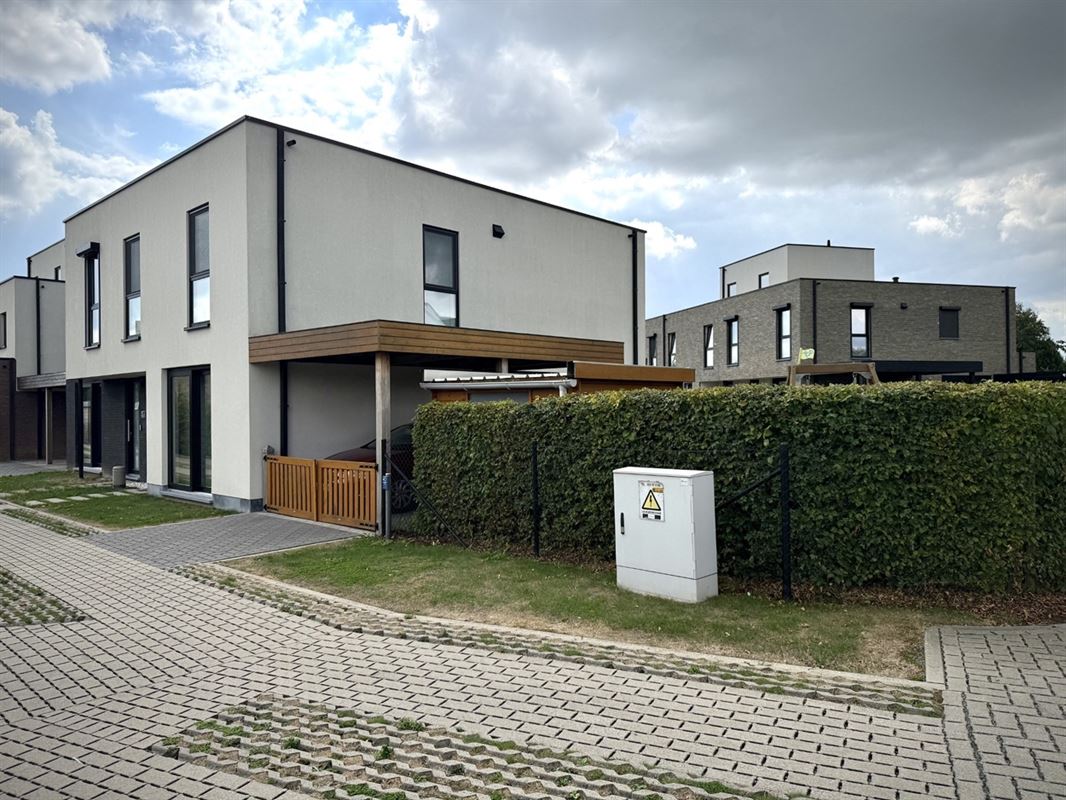 Instapklare WONING met 3 slaapkamers, tuin / terras & carport, gelegen in een rustige, kindvriendelijke buurt