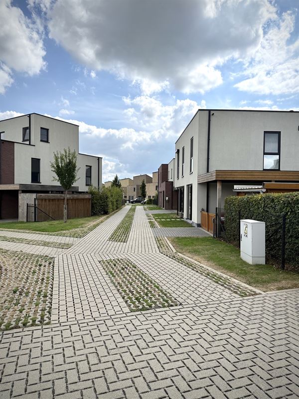 Instapklare WONING met 3 slaapkamers, tuin / terras & carport, gelegen in een rustige, kindvriendelijke buurt