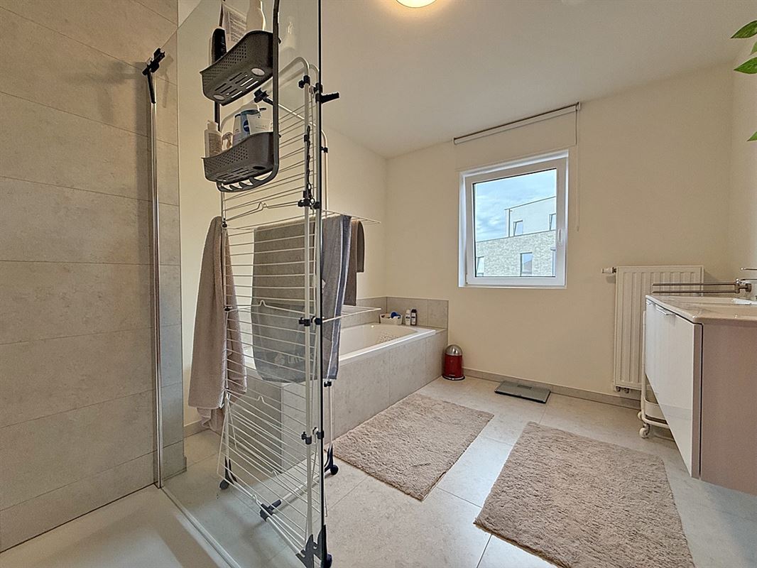 Instapklare WONING met 3 slaapkamers, tuin / terras & carport, gelegen in een rustige, kindvriendelijke buurt