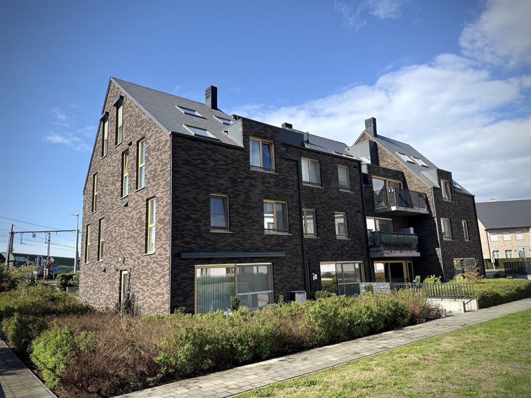 Recent, instapklaar APPARTEMENT met 2 slaapkamers, terras & overdekte autostaanplaats