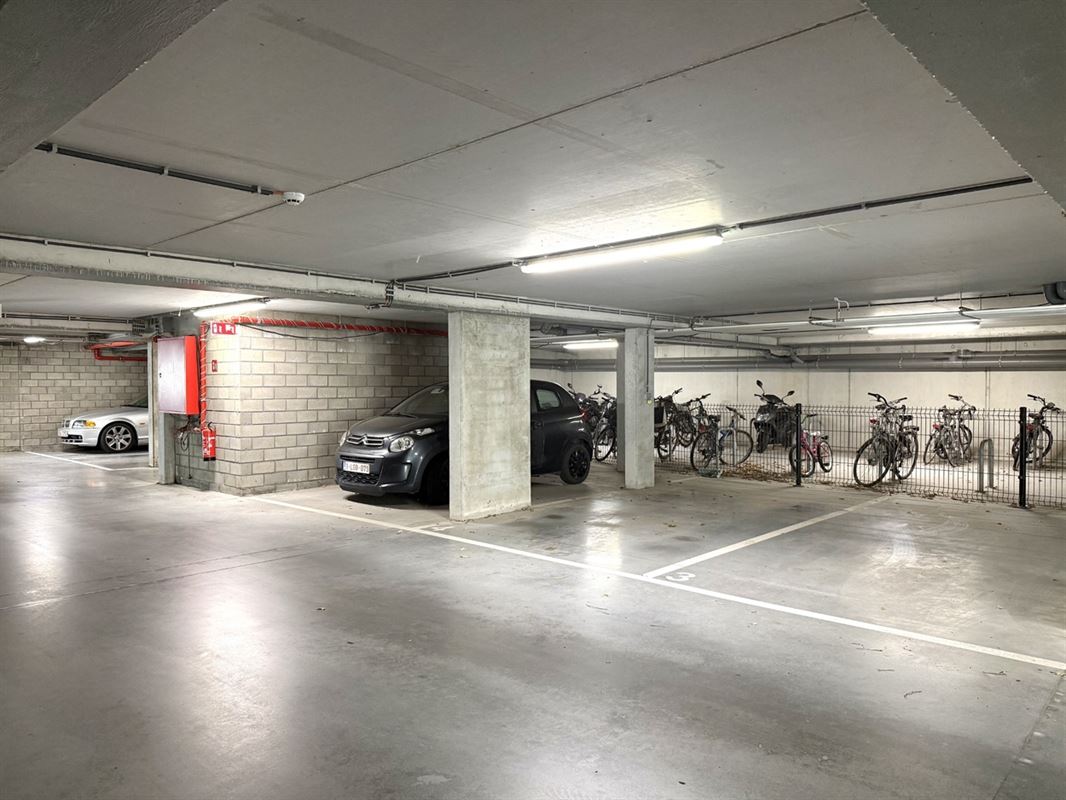 Recent, instapklaar APPARTEMENT met 2 slaapkamers, terras & overdekte autostaanplaats