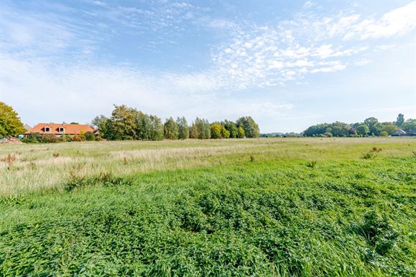 Mooi zuidelijk georiënteerd BOUWPERCEEL (ca. 618m²) voor OPEN BEBOUWING, landelijk gelegen én uitstekend bereikbaar