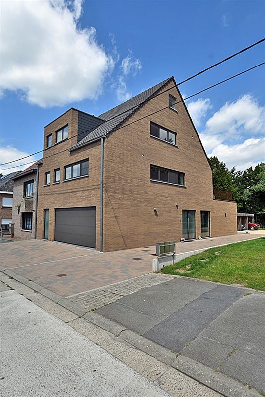 Recent, instapkl. APPARTEMENT met 2 slpks, terras & ruime garage