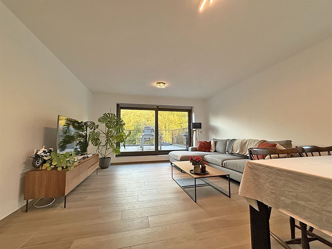 Recent, instapkl. APPARTEMENT met 2 slpks, terras & ruime garage