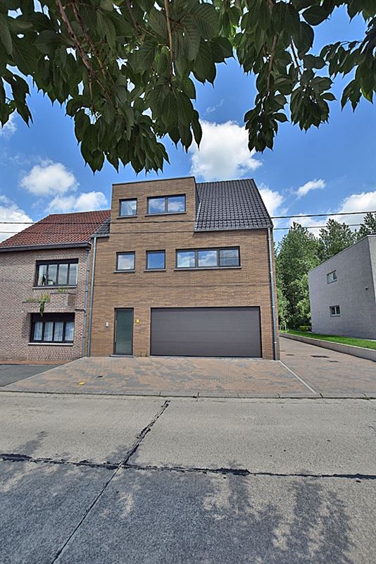 Recent, instapkl. APPARTEMENT met 2 slpks, terras & ruime garage