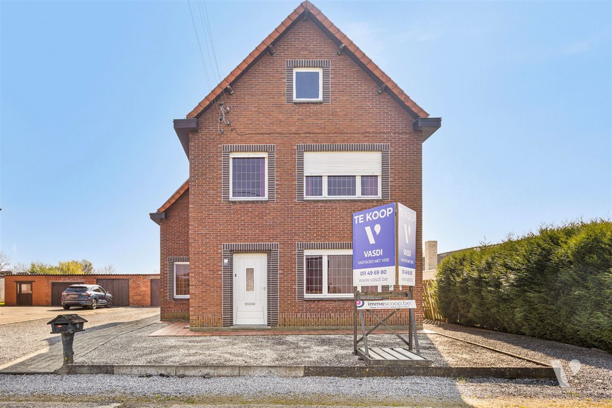 Gezellige gezinswoning met veel potentieel op een ruim perceel