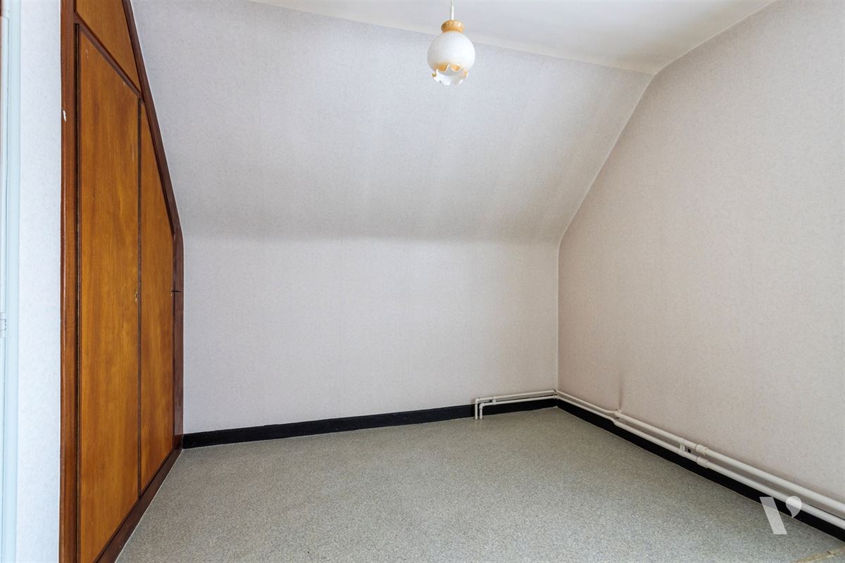 Gezellige gezinswoning met veel potentieel op een ruim perceel