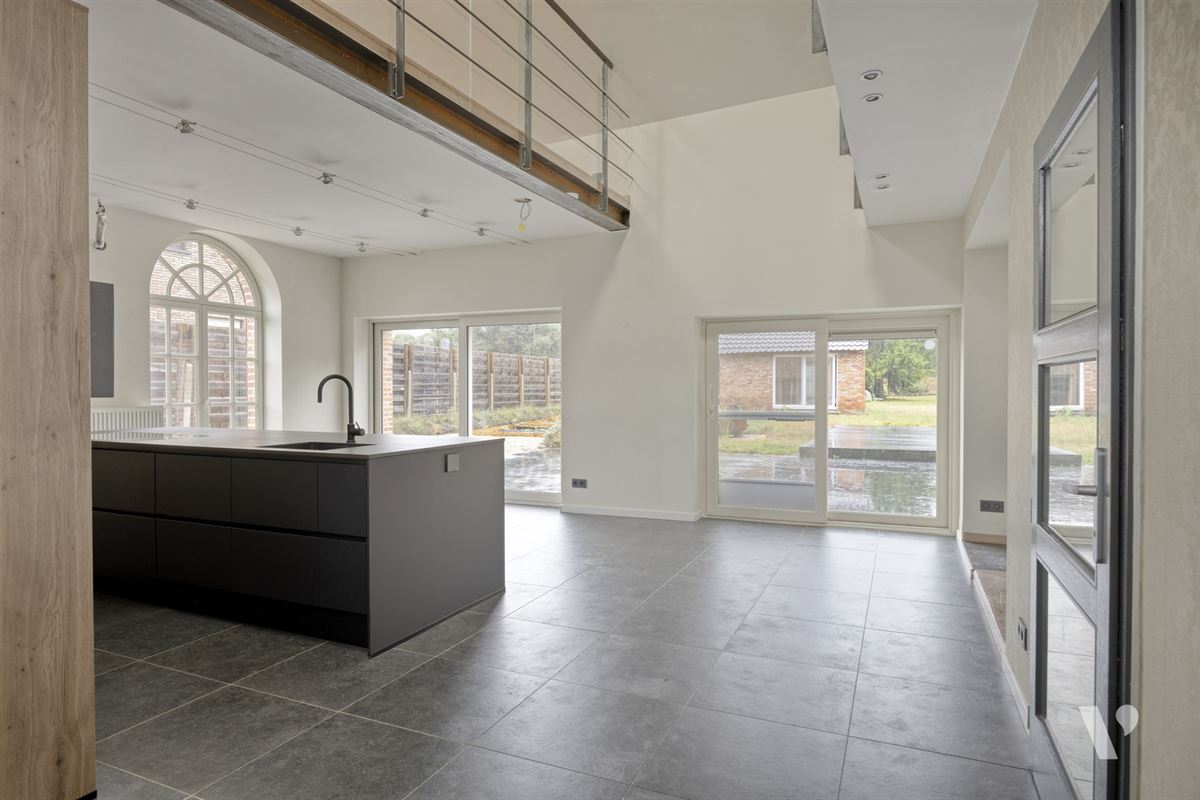 Prachtig gerenoveerde woning (279m²) met zwemvijver