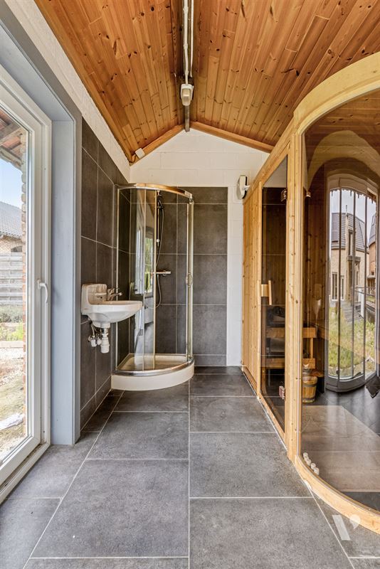 Prachtig gerenoveerde woning (279m²) met zwemvijver